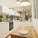Modern -1br-2p- Marais *